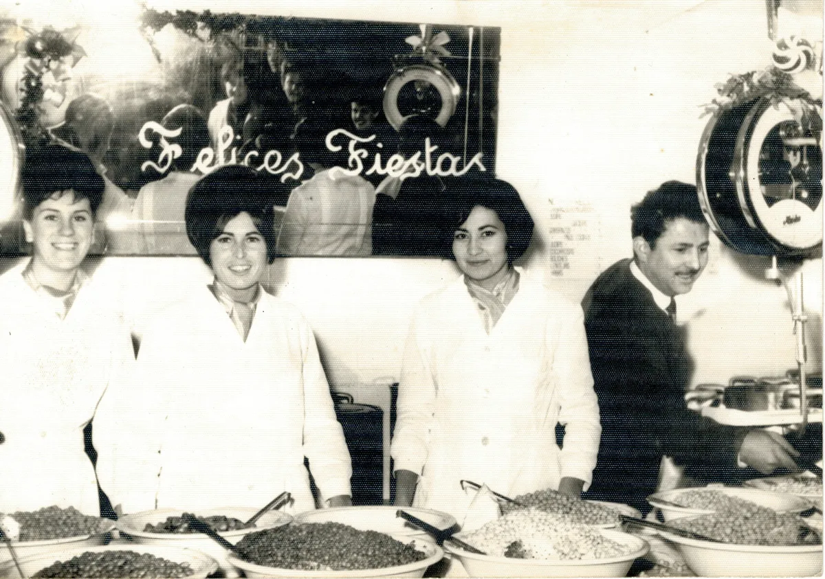 Fotografia antiga de la família darrere del taulell de la primera botiga